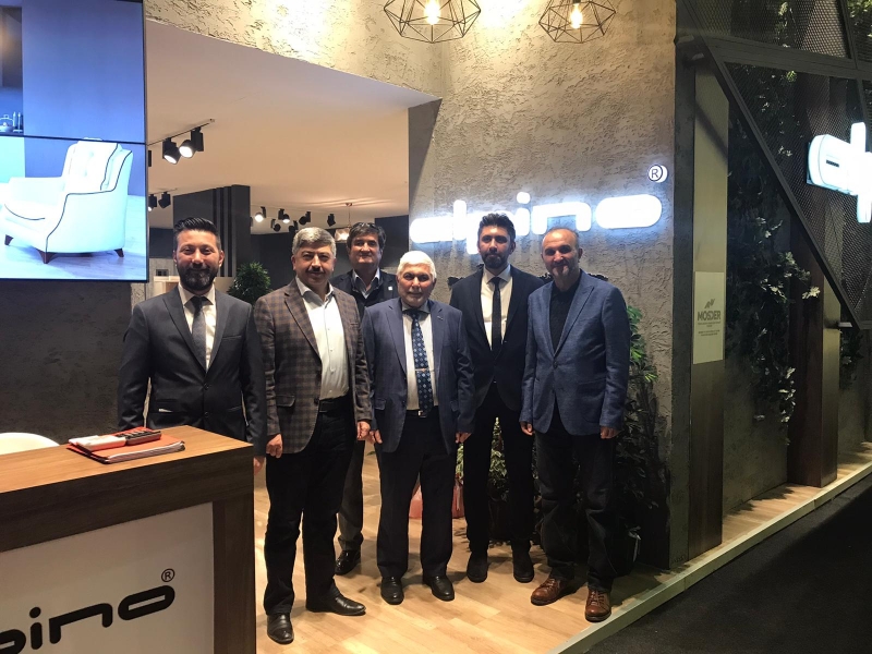 BAŞKAN AKÇADURAK ALPİNO MOBİLYA STANDINI ZİYARET ETTİ